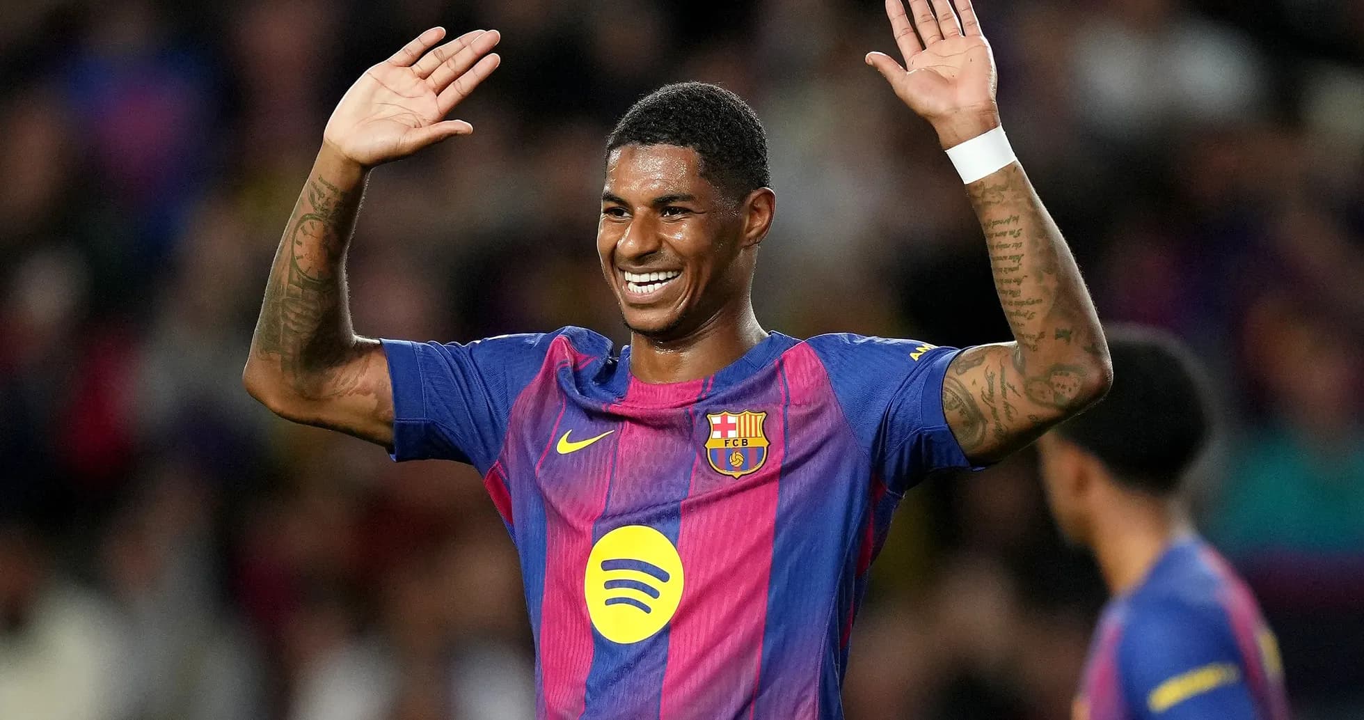 Jugador de Barcelona saludando al público en el estadio