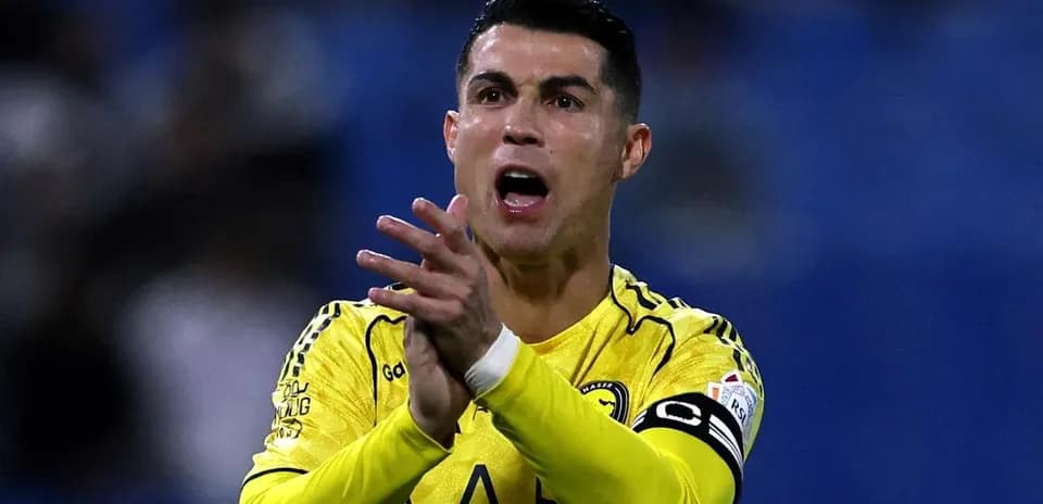 Jugador aplaudiendo en el campo de fútbol