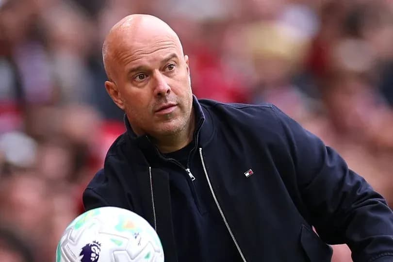 Entrenador lanzando balón durante el partido