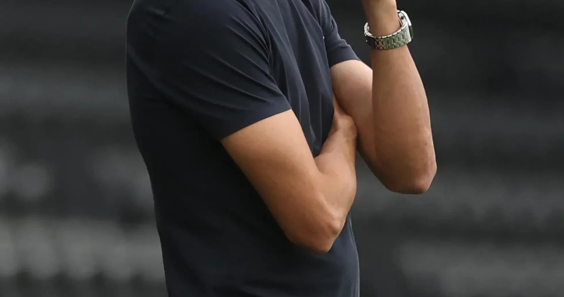 Entrenador observando el partido en la línea de banda