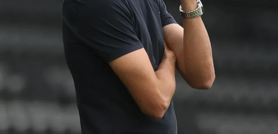 Entrenador observando el partido en la línea de banda