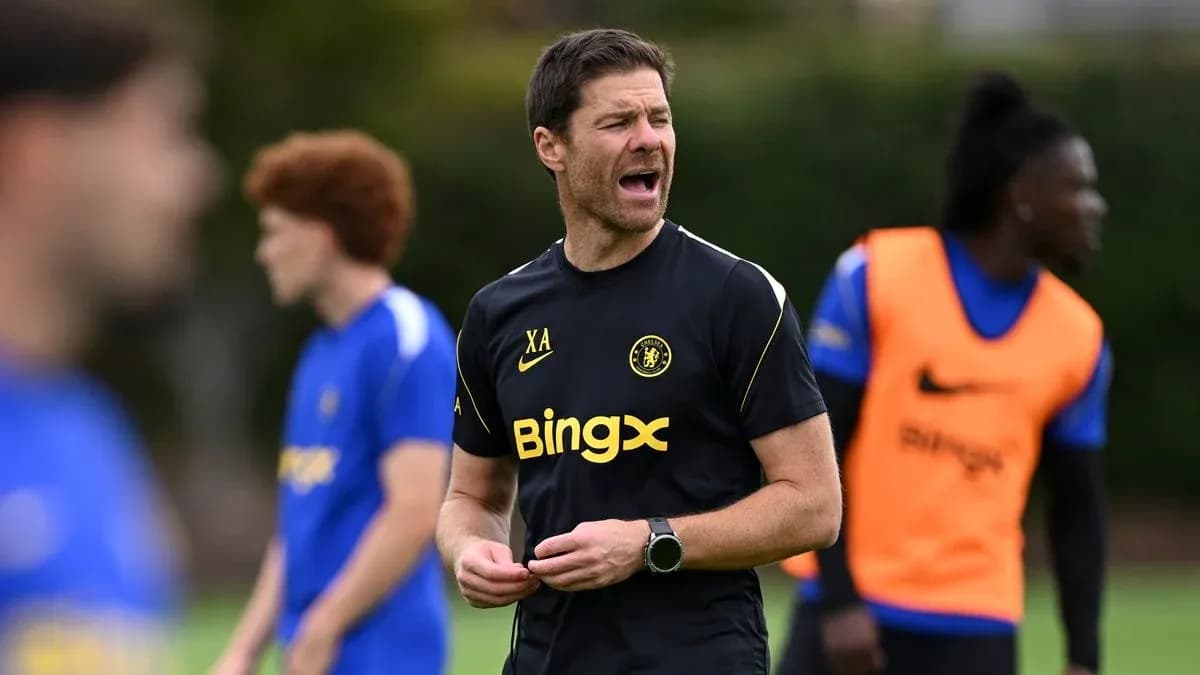 Entrenador dirigiendo a jugadores durante sesión de entrenamiento