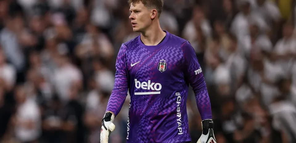 Portero de Besiktas en acción durante el partido