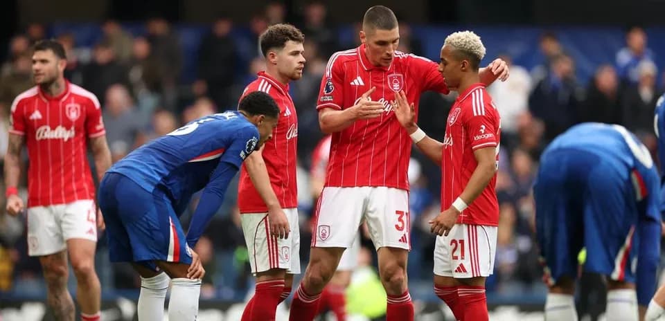 Jugadores de Nottingham Forest discutiendo en el campo