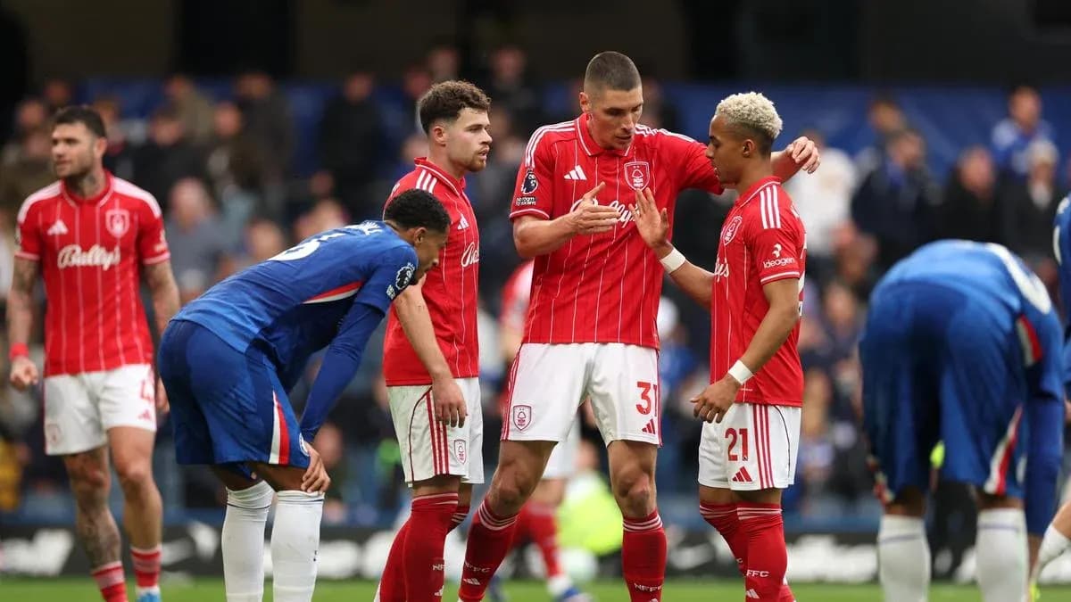Jugadores de Nottingham Forest discutiendo en el campo