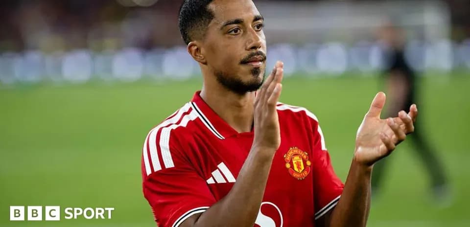 Jugador de Manchester United aplaudiendo tras el partido