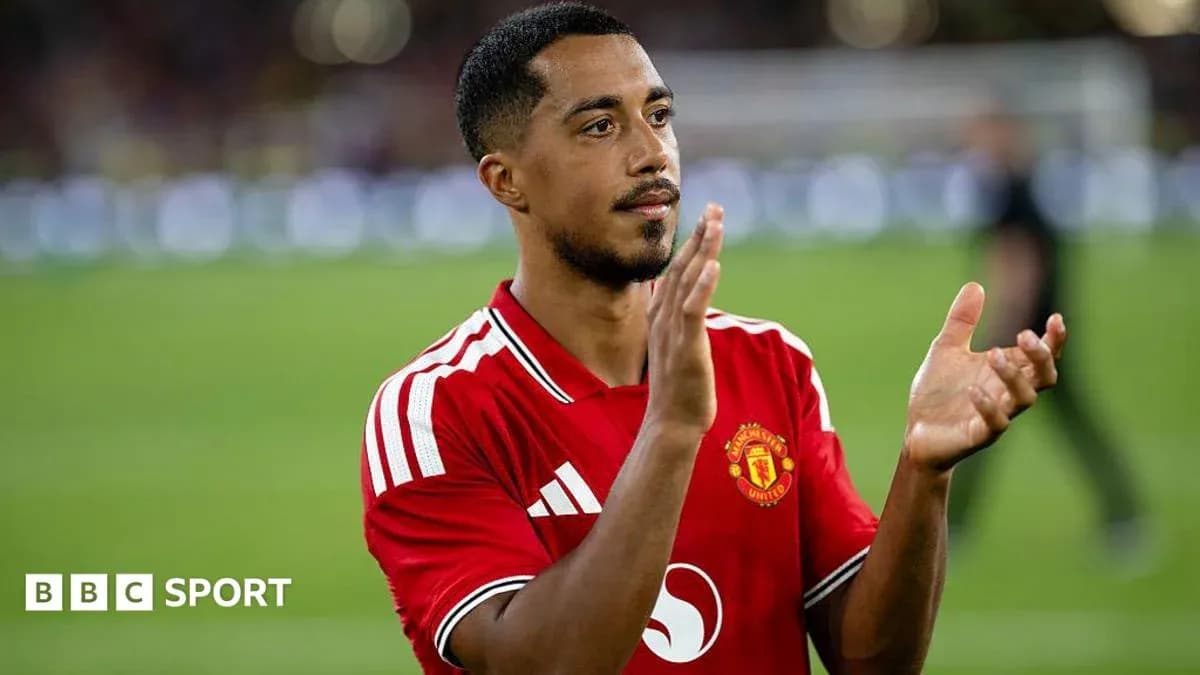 Jugador de Manchester United aplaudiendo tras el partido