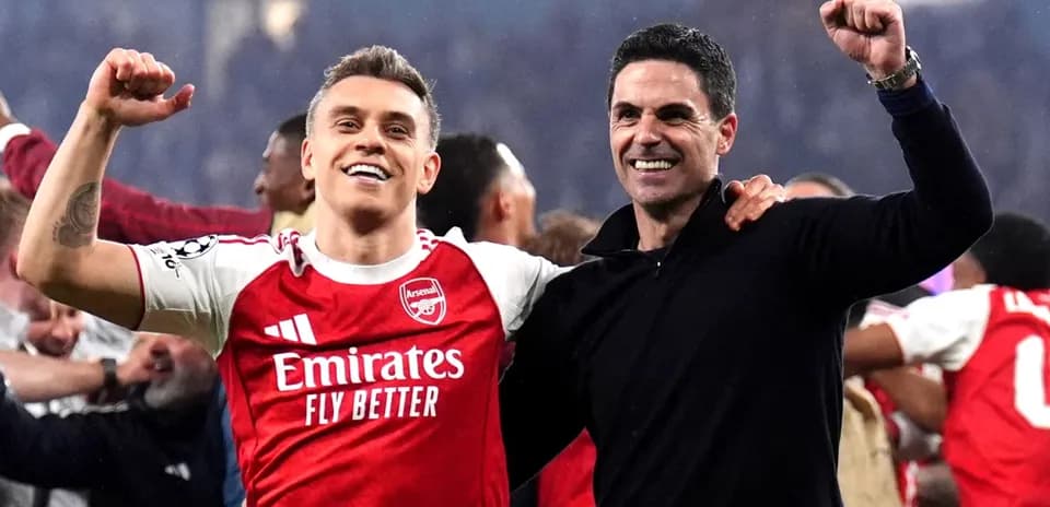 Jugador y entrenador de Arsenal celebrando juntos