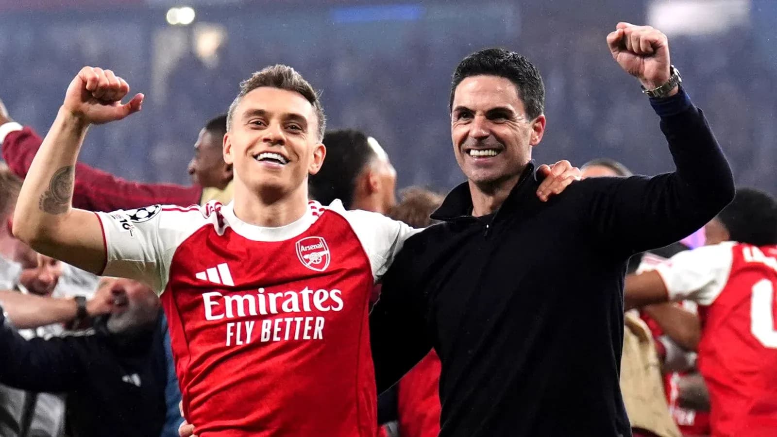 Jugador y entrenador de Arsenal celebrando juntos
