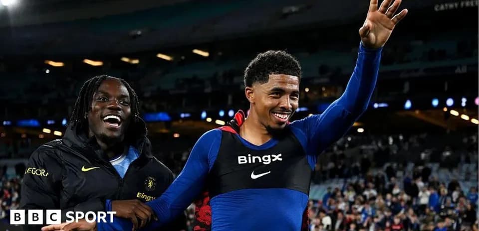 Dos jugadores celebrando en el estadio después del partido