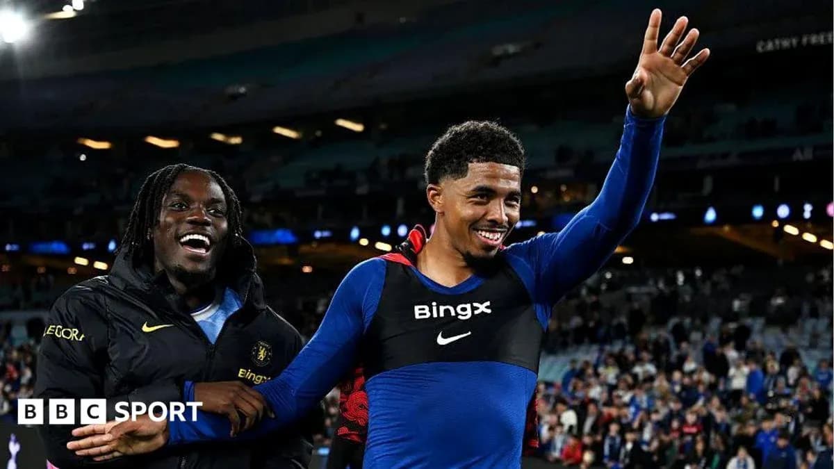 Dos jugadores celebrando en el estadio después del partido