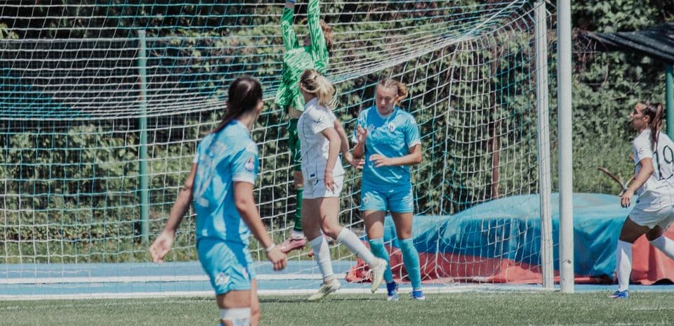 Portera atrapa el balón durante el partido