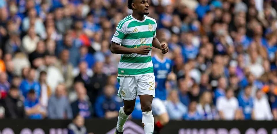 Jugador de Celtic corriendo en un partido