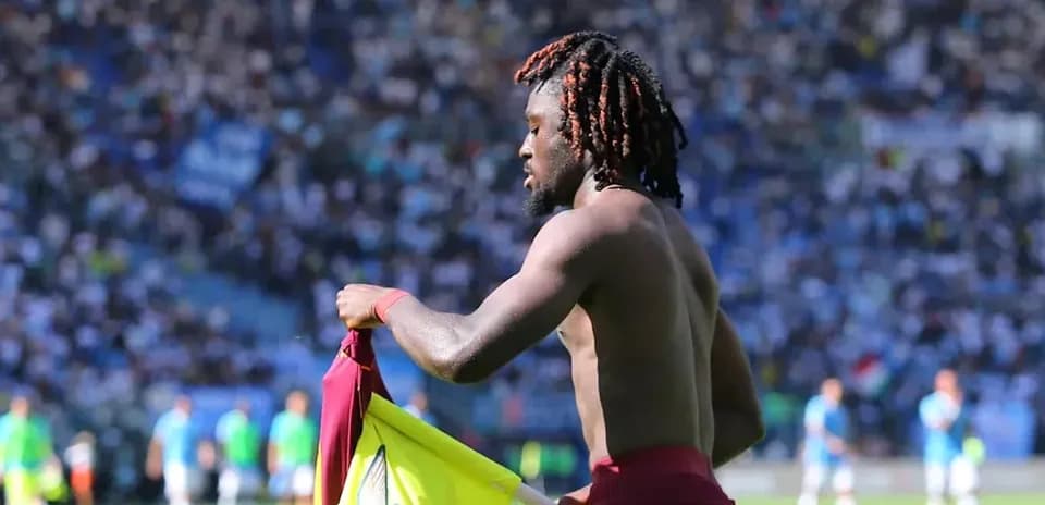 Jugador cambiando de camiseta en el campo de juego