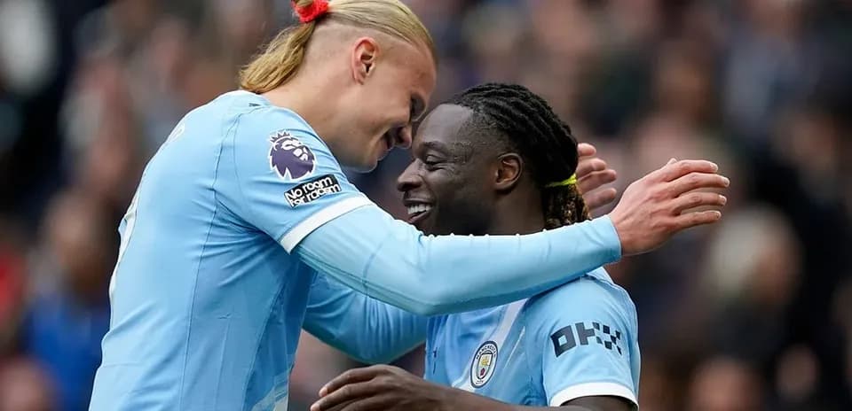 Dos jugadores de Manchester City celebrando un gol