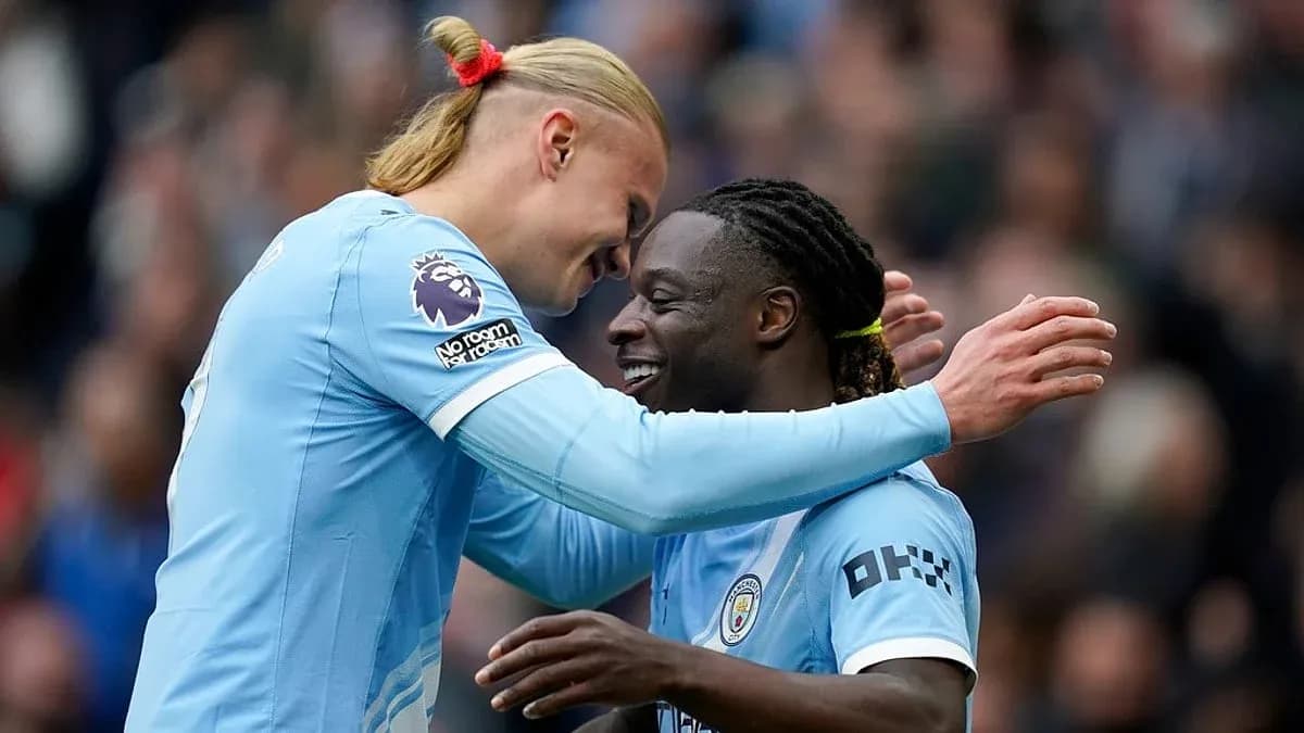Dos jugadores de Manchester City celebrando un gol