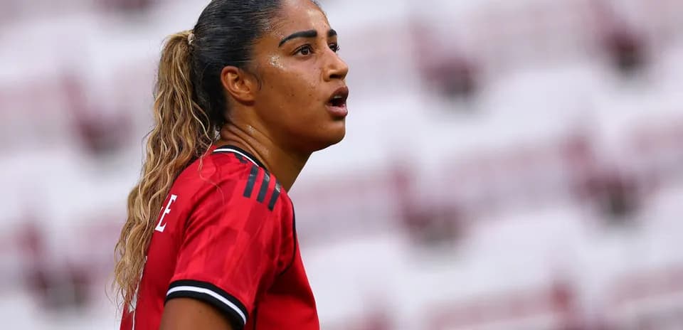 Jugadora en uniforme rojo durante un partido