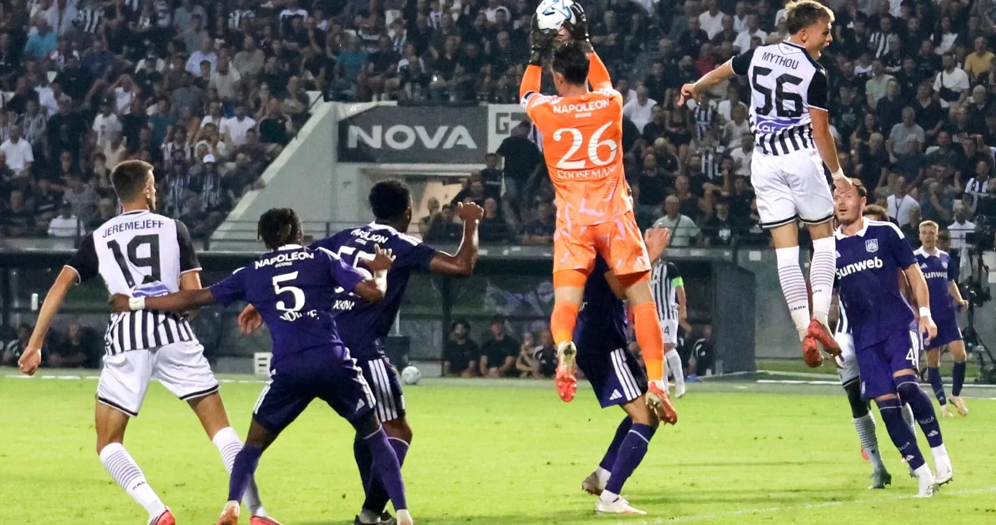 Portero atrapa el balón durante el partido