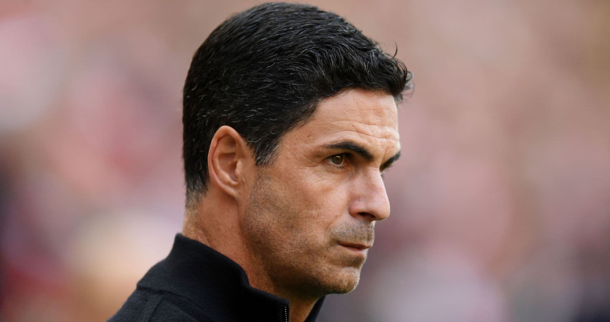 Entrenador observando el partido desde la línea lateral