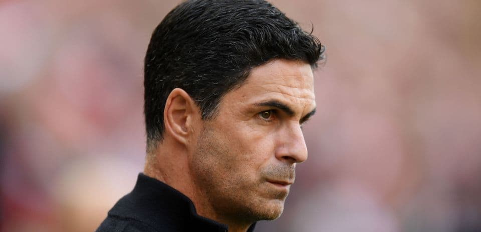 Entrenador observando el partido desde la línea lateral