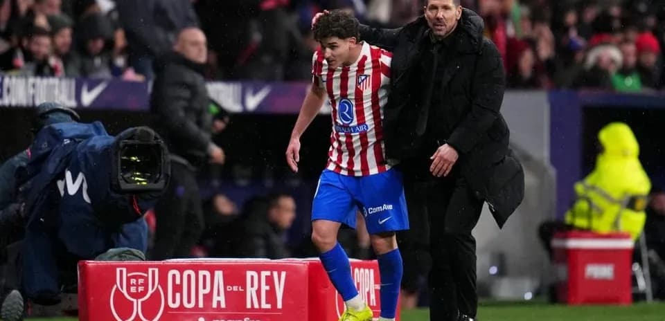 Entrenador acompaña a jugador sustituido en partido