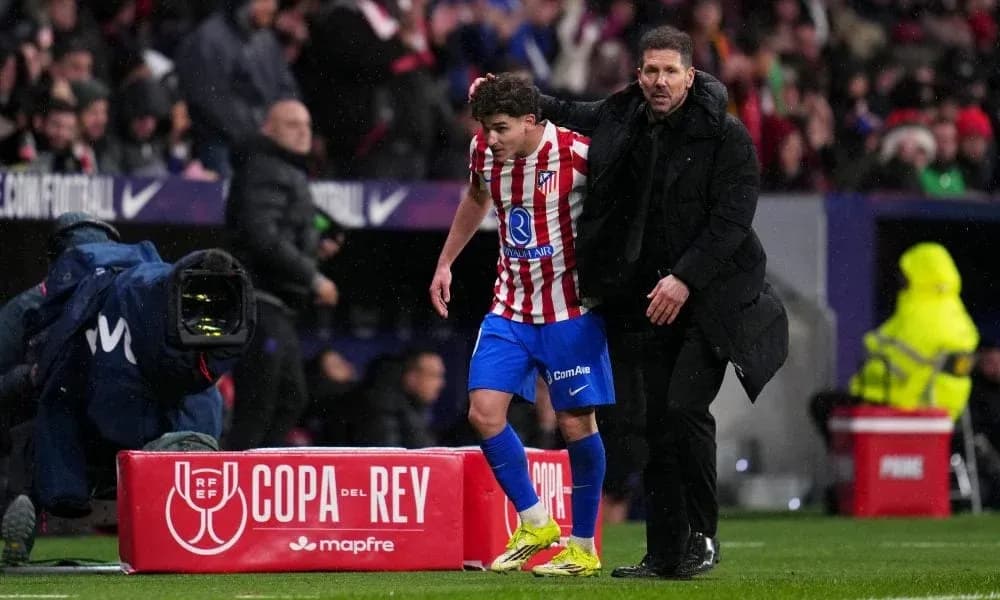 Entrenador acompaña a jugador sustituido en partido