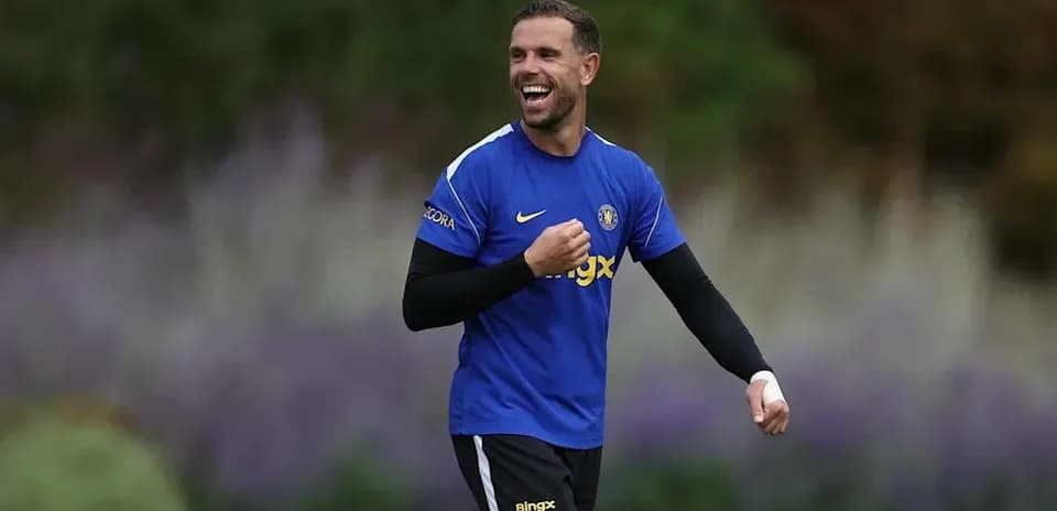 Jugador entrenando y sonriendo en el campo