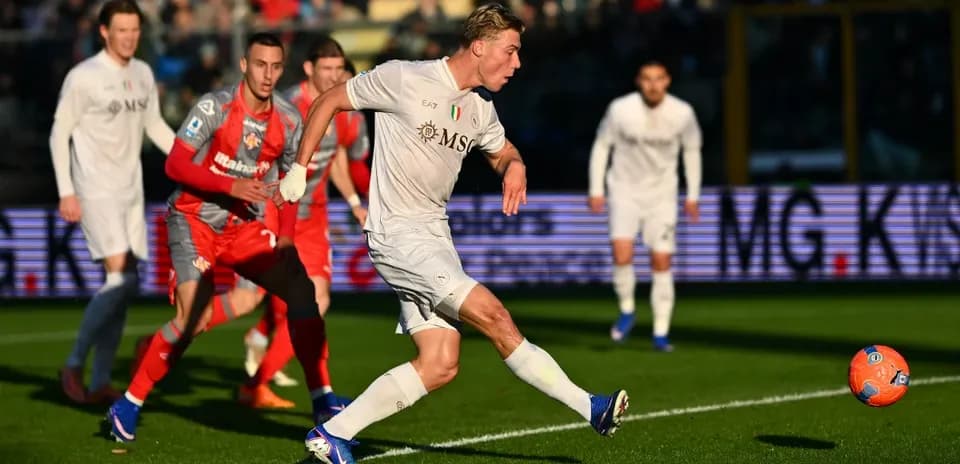 Jugador de Napoli lanzando un penalti