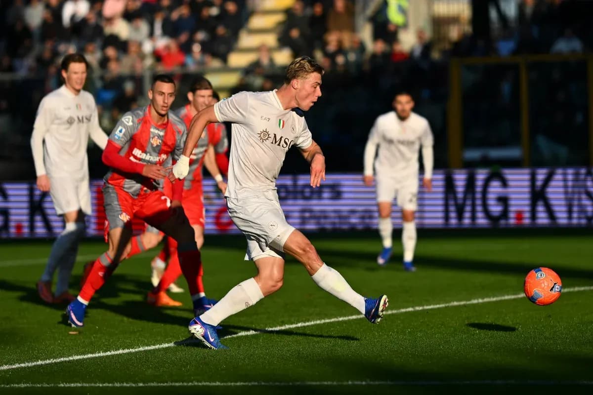 Jugador de Napoli lanzando un penalti