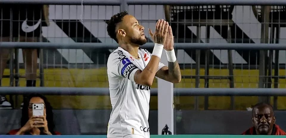 Neymar aplaudiendo durante un partido de fútbol