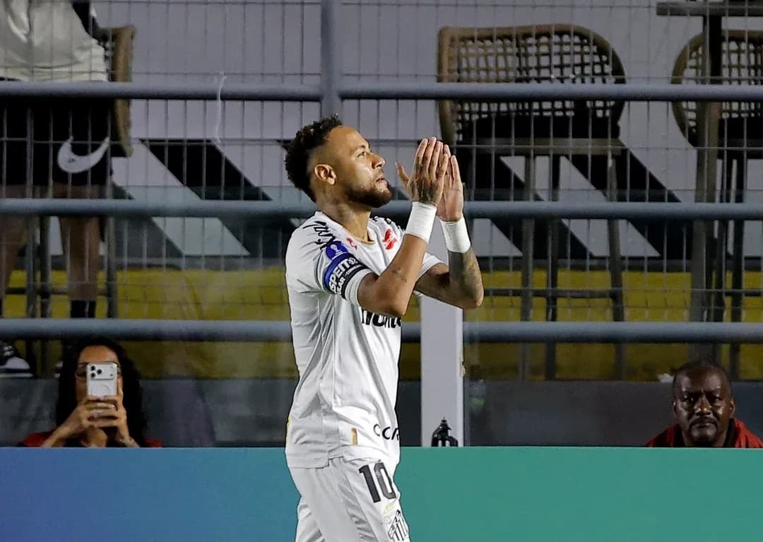 Neymar aplaudiendo durante un partido de fútbol