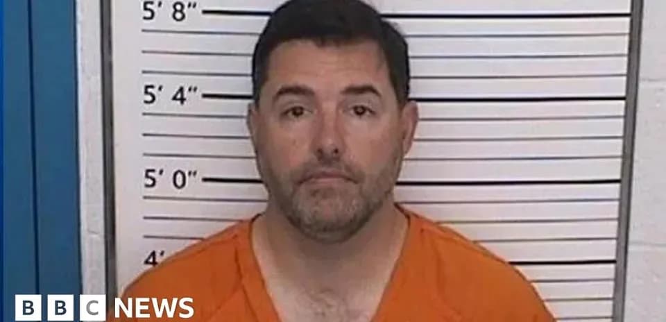 Hombre en uniforme naranja en ficha policial
