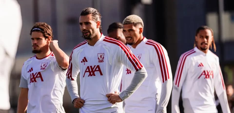 Jugadores de Liverpool en entrenamiento en el campo