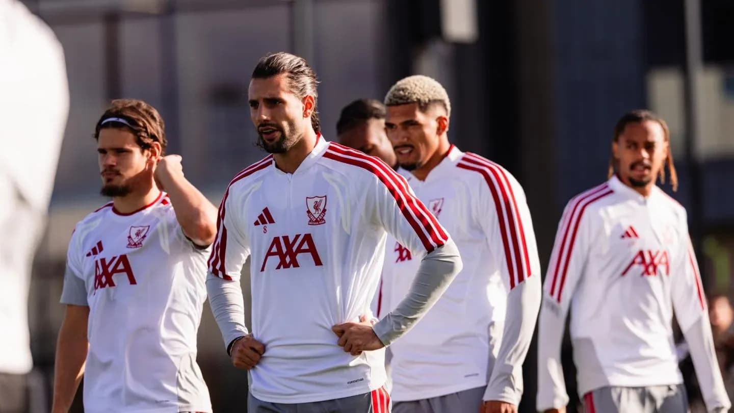 Jugadores de Liverpool en entrenamiento en el campo