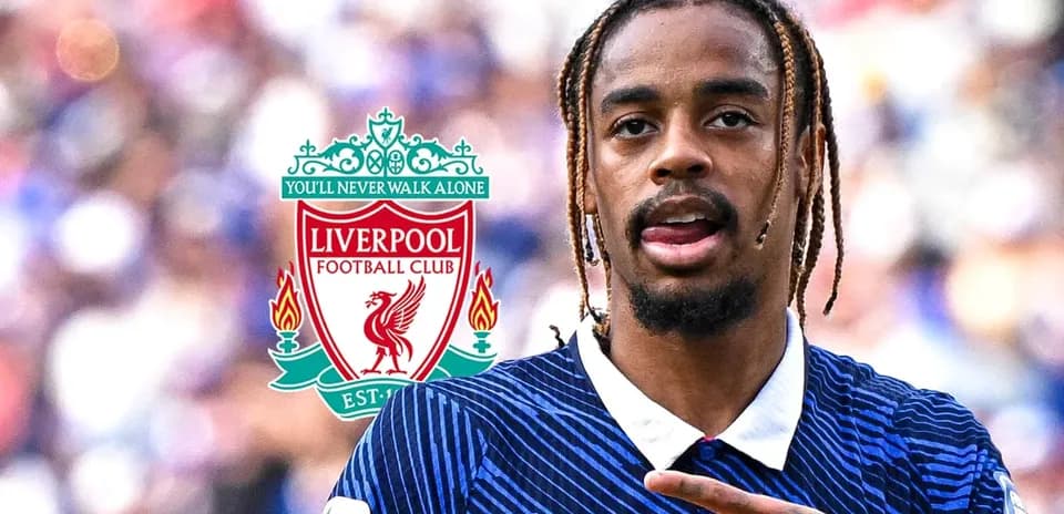 Jugador de Liverpool celebrando con el escudo del club