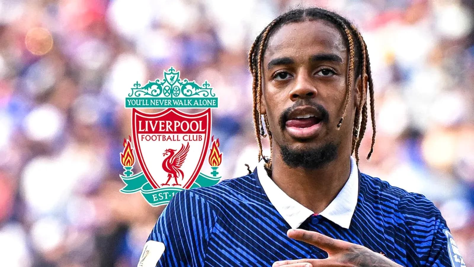 Jugador de Liverpool celebrando con el escudo del club