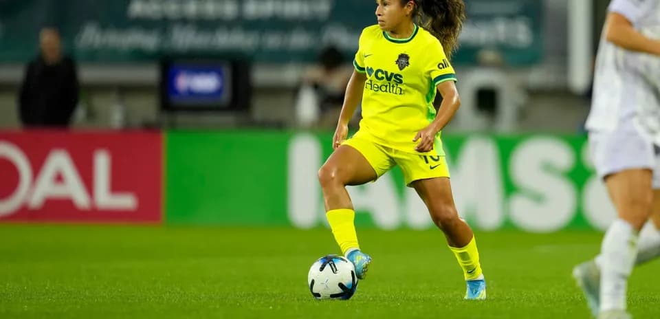 Jugadora del Seattle Reign FC con balón en el campo