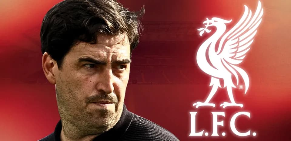 Entrenador mirando con el logo de Liverpool detrás