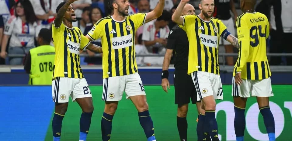 Jugadores de Fenerbahçe celebrando un gol