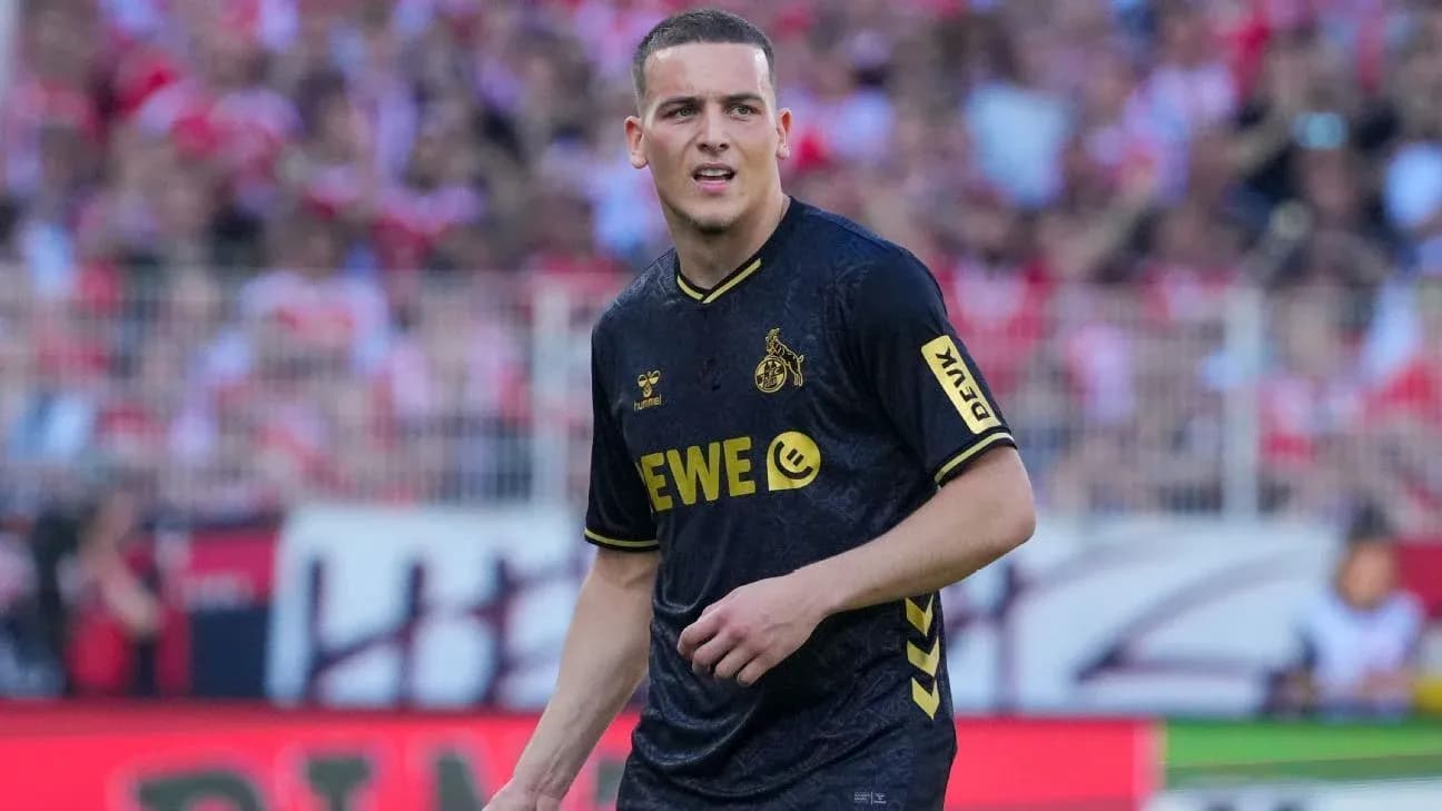 Jugador de fútbol en acción durante un partido