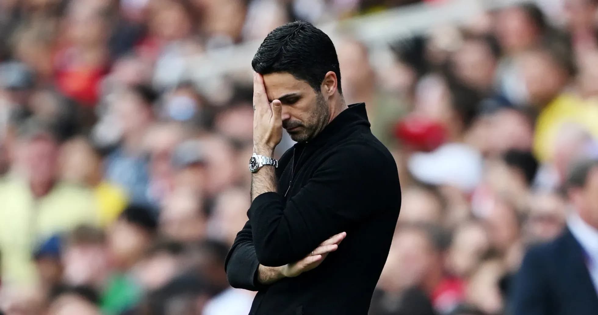 Entrenador mirando hacia abajo en la línea de banda