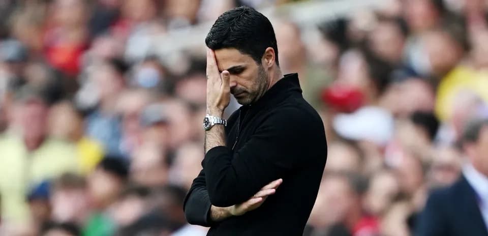 Entrenador mirando hacia abajo en la línea de banda
