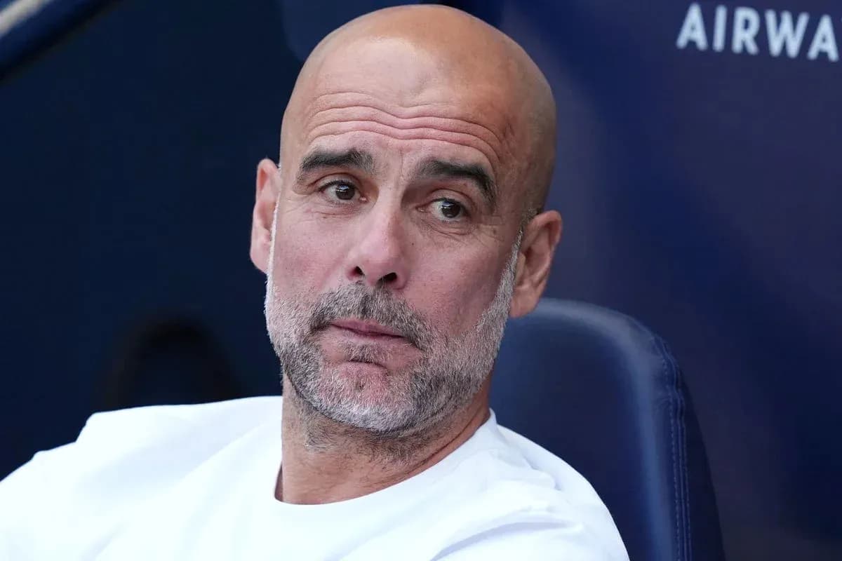 Entrenador observando desde el banquillo durante el partido