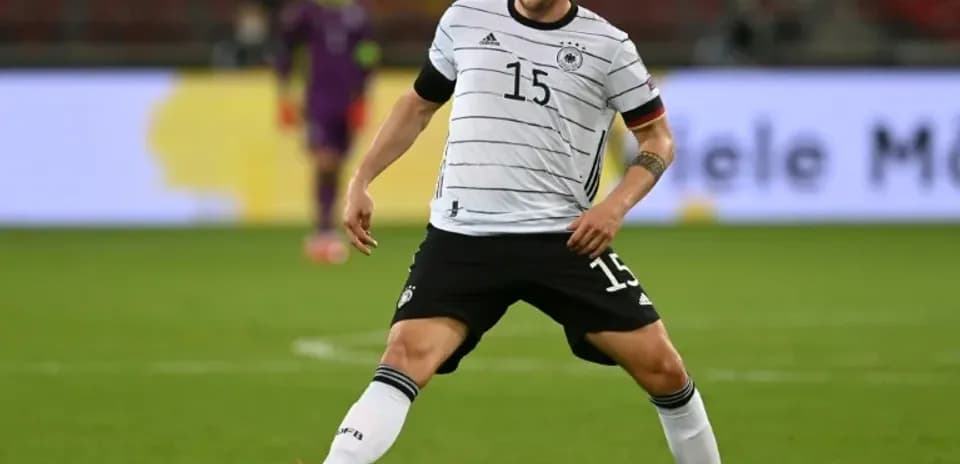 Jugador de Alemania controlando el balón en el campo