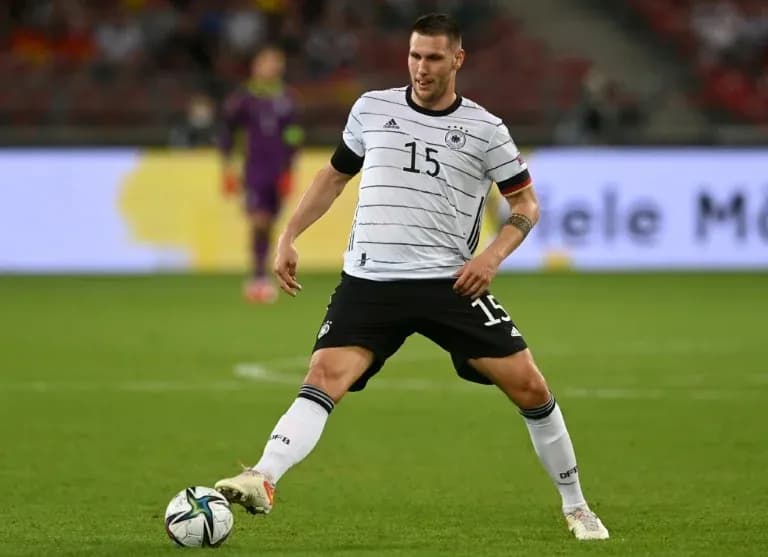 Jugador de Alemania controlando el balón en el campo