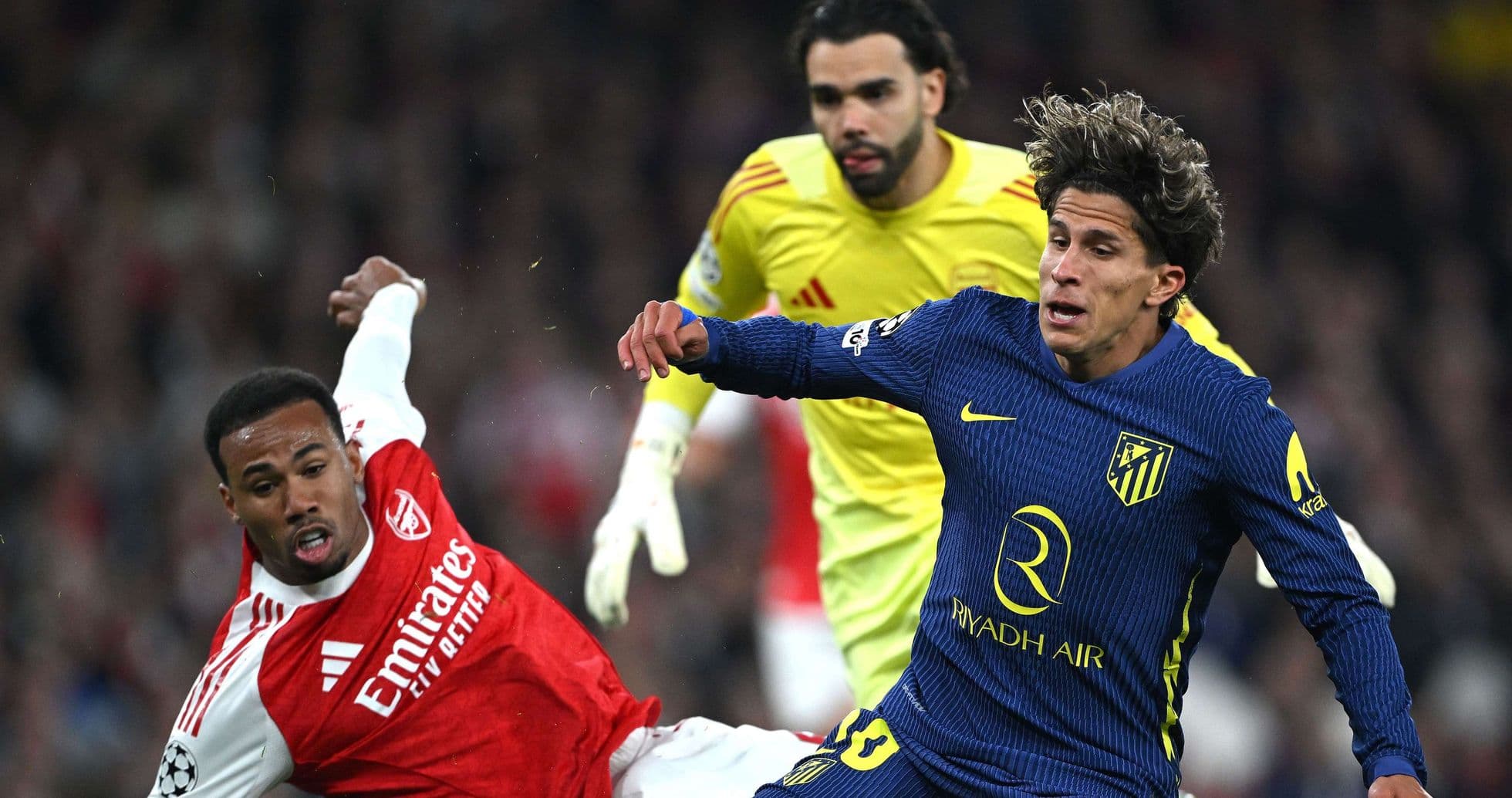 Jugadores compitiendo en el partido Arsenal vs Atlético
