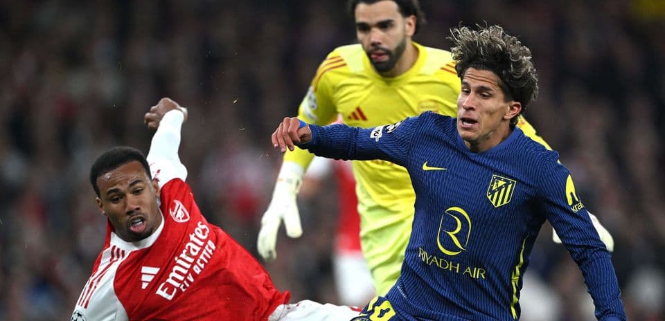 Jugadores compitiendo en el partido Arsenal vs Atlético