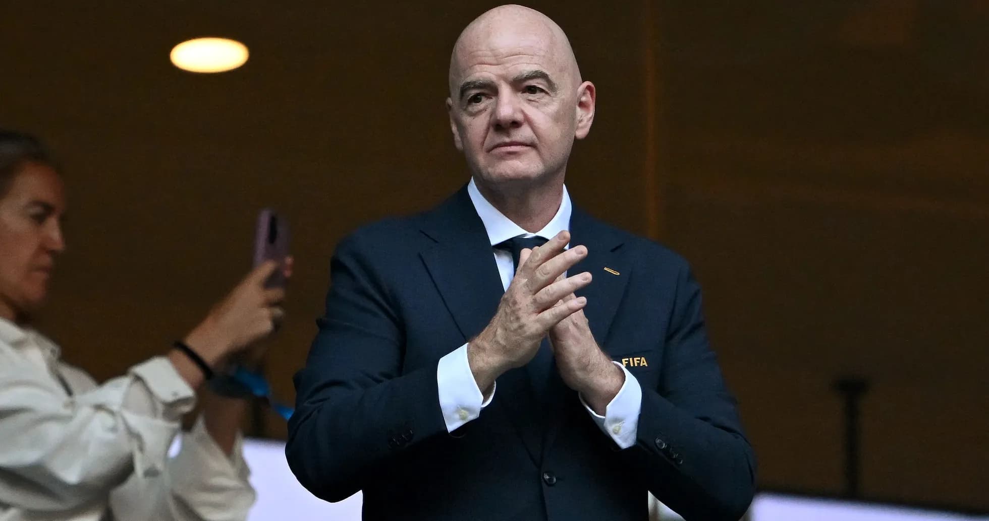 Hombre aplaudiendo en evento de fútbol