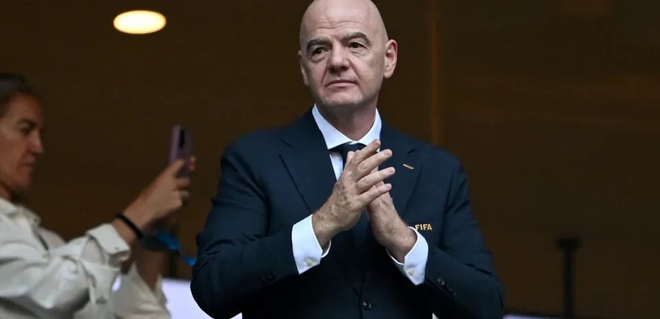 Hombre aplaudiendo en evento de fútbol