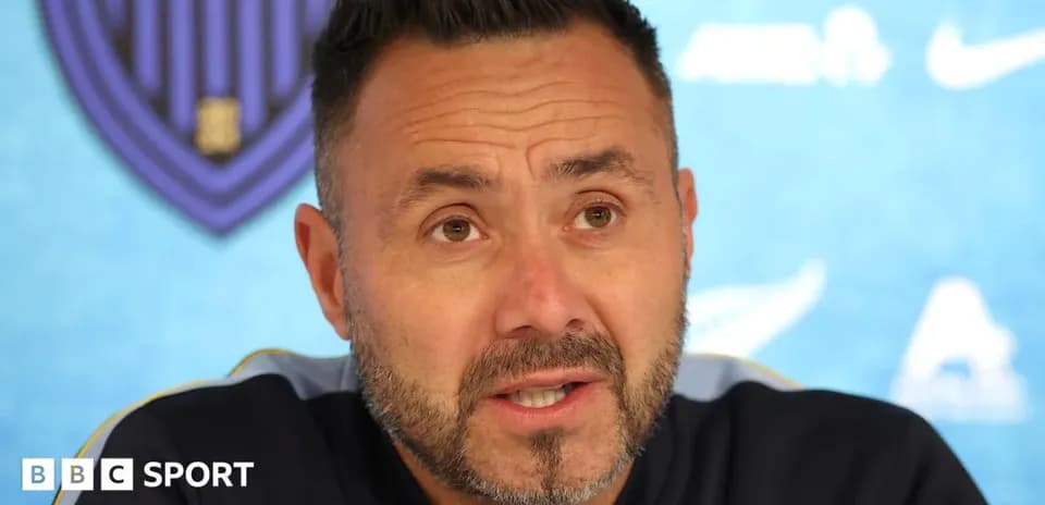 Entrenador hablando en rueda de prensa